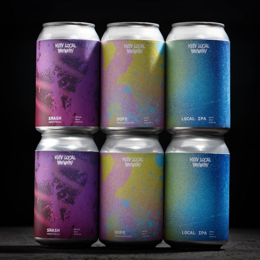 Яскраві банки крафтового пива Kyiv Local Brewery з етикетками Smash, Dope та Local IPA на темному фоні