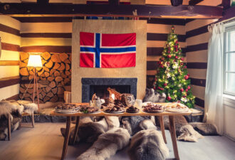 Firefly Christmas table in a Norwegian national house with a fireplace with animal skins on the fl3