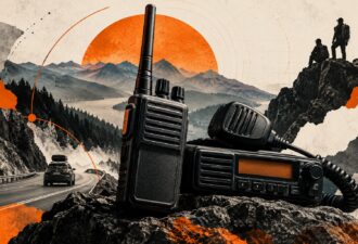 Портативна та автомобільна рації на тлі гірського пейзажу, лісу й дороги, виконані у стилі сучасного колажного постера з графічними елементами, що символізують радіозв’язок.