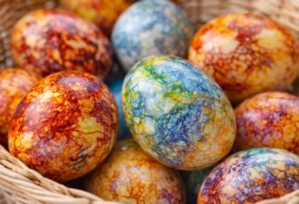 Великодні яйця з мармуровим візерунком у кошику крупним планом