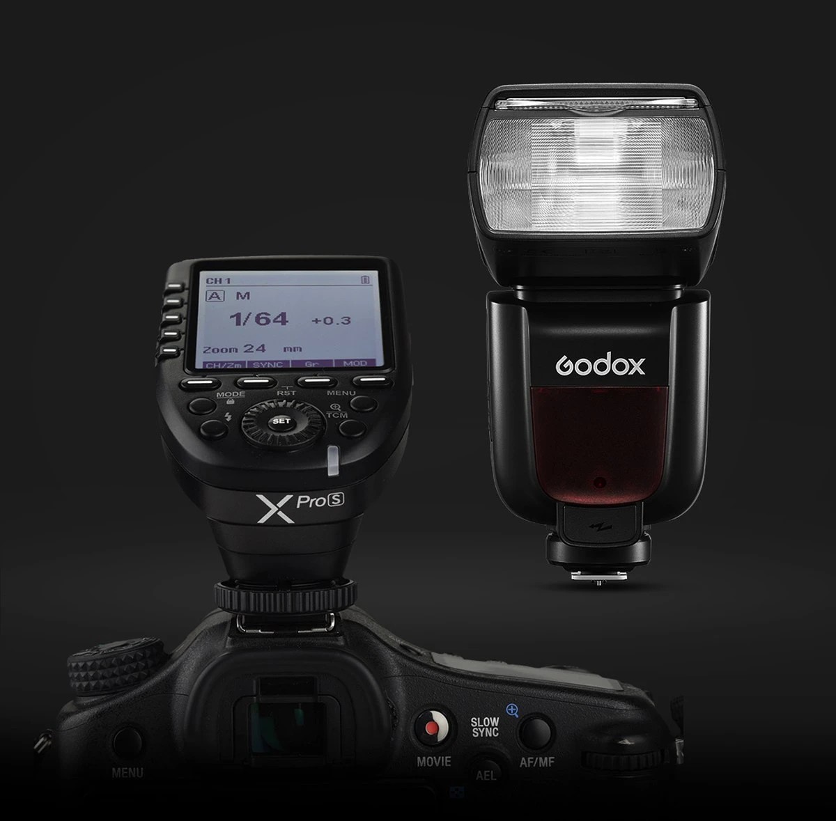 Спалах Godox і радіосинхронізатор — камера із встановленим спалахом Godox та окремий бездротовий тригер Godox на темному фоні.